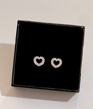 BRINCO CORAÇÃO NAVETE VAZADO PRATA 925