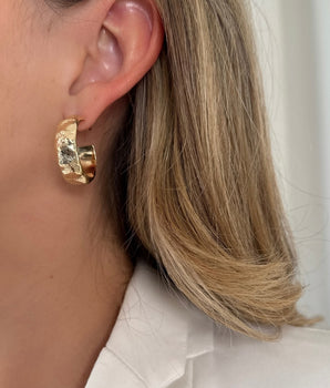 Argola Textura Orgânica Banhada a Ouro 18K