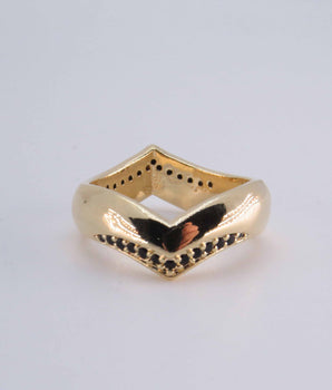 Anel Orgânico Cravejado em Microzircônias negras banhando a ouro 18 K.