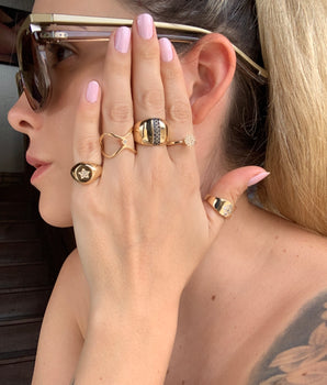 Anel Abaulado Faixa central cravejada em Microzircônias Negras Banhando a Ouro 18 K