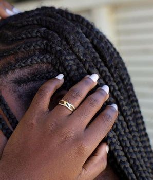 Anel entrelaçado cravejado