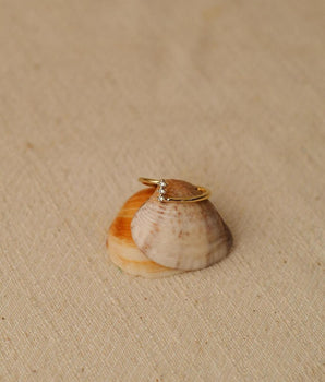 Anel três pontos de luz cristal banhando a ouro 18k