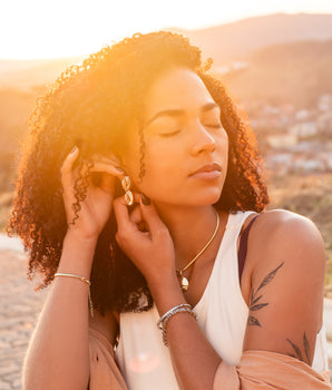 BRINCO DUPLO BÚZIO FRISADO