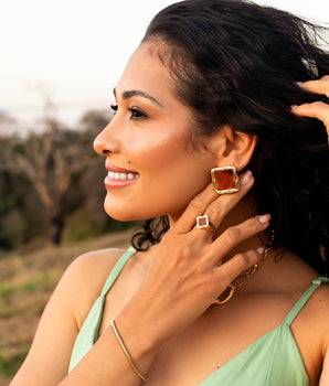 ANEL ABERTO QUADRADO ORGÂNICO ÂMBAR