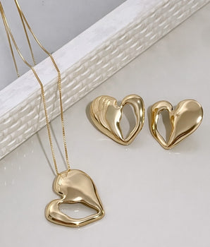 COLAR CORAÇÃO ORGÂNICO MEIO VAZADO BANHADO A OURO 18K