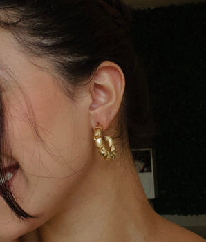 Brinco Argola Torcida – Banhado a Ouro 18k