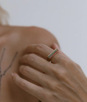 Anel Extra Fino Quadrado Cravejo de Zircônias.