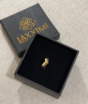 Anel Orgânico Cravejado em Microzircônias negras banhando a ouro 18 K.