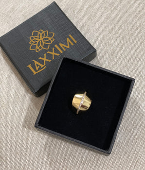 Anel abaulado faixa cravejada com Microzircônias banhando a ouro 18 K.